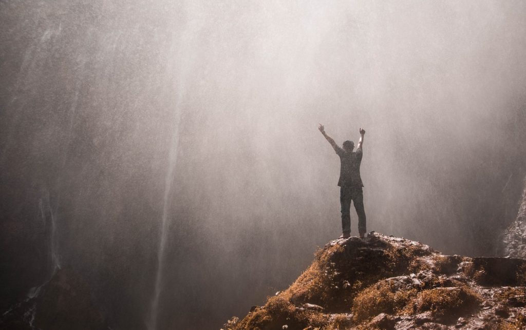 Mann der Freude in der Natur (Wasserfall) hat - Tawakkul